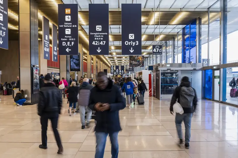 Los horarios de vuelo del aeropuerto de París Orly se redujeron en un 40% debido a la falla del sistema de control de tráfico aéreo