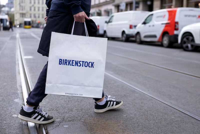 I rivenditori globali navigano sull'impatto tariffario con decisioni strategiche sui prezzi