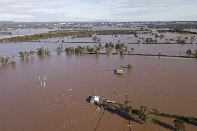 Il sud-est australiano inizia a ripulire dopo che le inondazioni devastanti rivendicano vite e danneggiano migliaia di proprietà