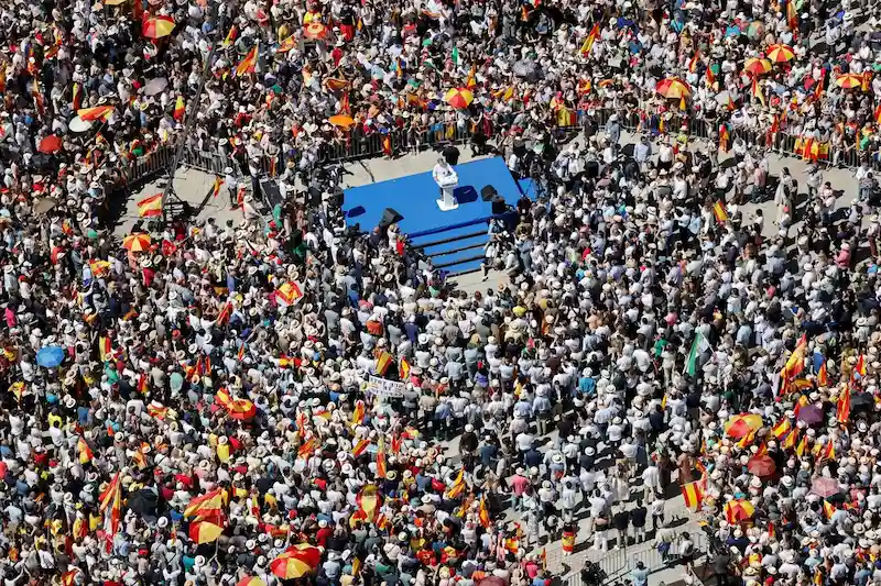 Grande manifestazione a Madrid: l'opposizione spagnola chiede elezioni anticipate sullo sfondo dello scandalo corruzione.
