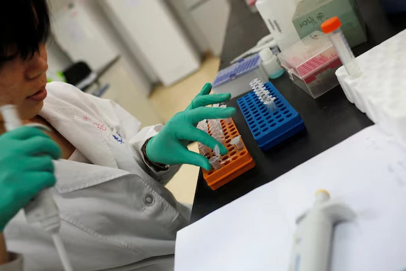 Indústria farmacêutica norte-americana invade laboratórios chineses em busca dos sucessos de bilheteira do futuro