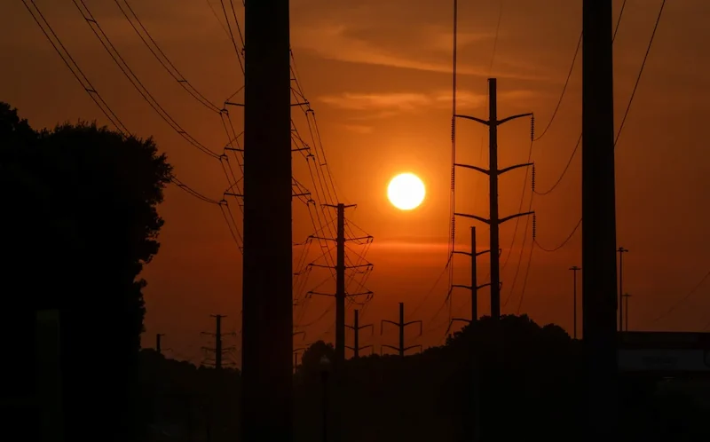 L'ondata di calore aumenta la pressione su reti elettriche, ferrovie e vita quotidiana negli Stati Uniti orientali.