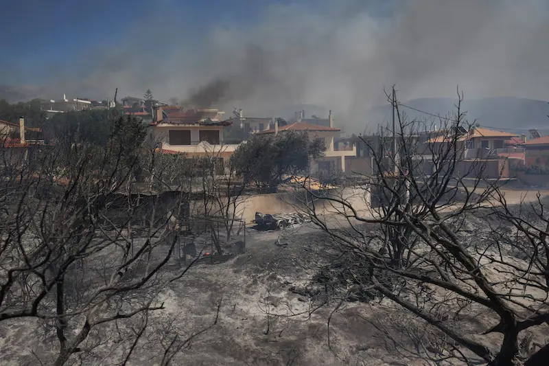 La Grecia lotta per contenere i violenti incendi boschivi mentre l'ondata di calore si intensifica