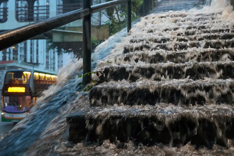 Hong Kong batte il record di precipitazioni di agosto tra caos e resilienza