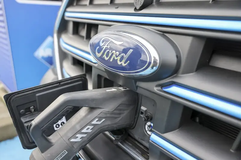 Ford stawia na przystępne cenowo samochody elektryczne, aby rzucić wyzwanie chińskim rywalom.