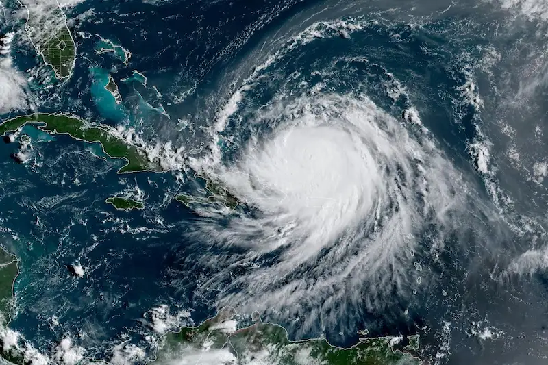 Orkaan Erin verzwakt tot categorie 3 nu storm zich van het Caribisch gebied verwijdert
