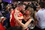 Taylor Swift et Travis Kelce annoncent leurs fiançailles